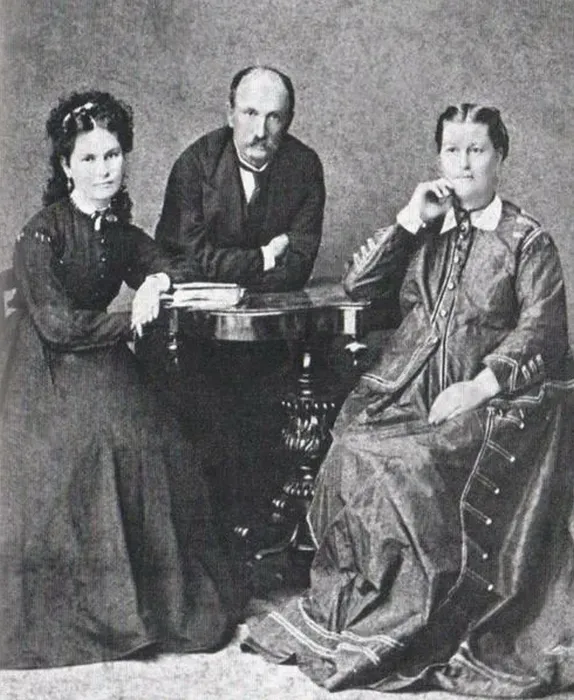 Карл Матвеевич Тарковский (прадед) Мария Каэтановна Тарковская (справа) Надежда Карловна Тарковская (слева)