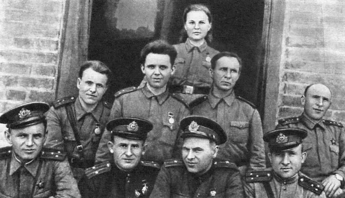 Работники политотдела бригады. Из книги Журухова