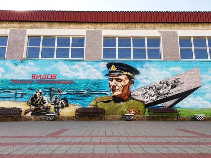 Портрет Видова М.К. на фасаде СОШ №40 им. М. К. Видова.