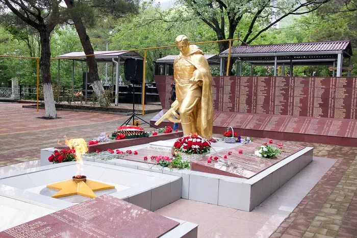 Мемориальный ансамбль (1)